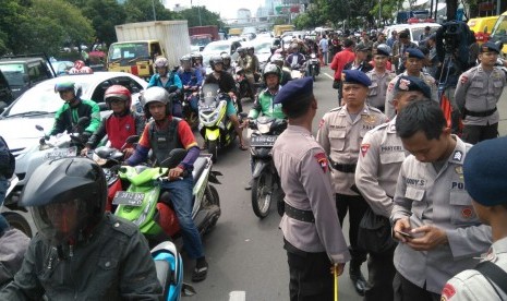 Lalu lintas di depan Gedung Pengadilan Negeri Jakarta Utara mengalami kemacetan.