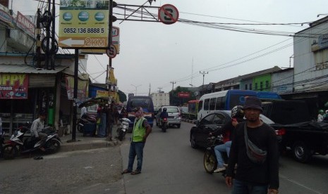  Lalu lintas di Jalan Raya Diponegoro, Tambun Selatan, Kabupaten Bekasi, Jawa Barat.