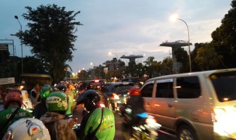 Lalu lintas padat di depan Masjid At-Tin Jakarta Timur menjelang acara Republika Dzikir Nasional 2016, Sabtu (31/12).