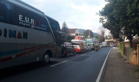 Lalu lintas padat merayap jelang Pasar Limbangan, Garut, Jawa Barat pada Selasa (12/6). Kepadatan kendaraan mencapai 8 kilometer atau telah mencapai turunan Nagreg