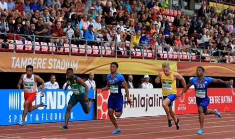 Lalu Muhammad Zohri (paling kiri) saat berlaga di nomor 100 meter putra Kejuaraan Dunia U-20, di Finlandia, Rabu (11/7).