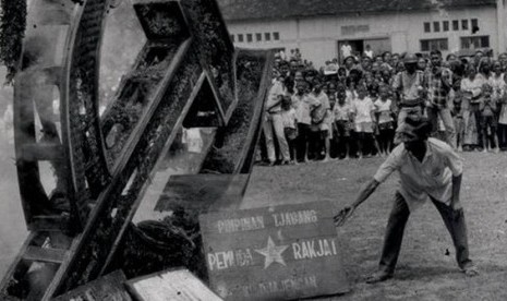 Lambang PKI dan Kantor Pemuda Rakyat di serbu masa seisai peristiwa G30SPKI. Komunisme berserta ajaran Marxisme dan Lenimisme kemudian di larang di Indoneisa..