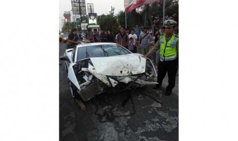 Lamborghini nopol B 8 RBY ringsek akibat bertabrakan dengan sepeda motor nopol B 6298 SWI terjadi di Jl Boulevard Barat, Kelapa Gading, Jakarta Utara, Sabtu (6/9).