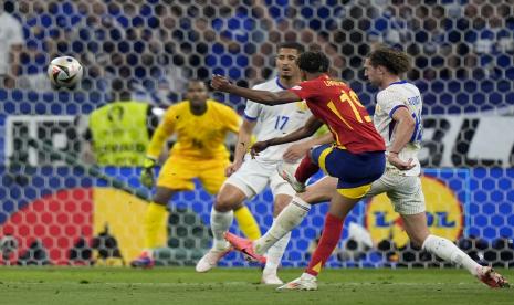 Lamine Yamal mencetak gol ke gawang Prancis pada semifinal Euro 2024.