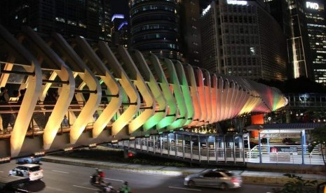 Lampu Jembatan Penyeberangan Orang (JPO) Gelora Bung Karno (GBK) menampilkan warna bendera Sri Lanka sejak Senin (22/4) sampai satu pekan ke depan sebagai bentuk solidaritas untuk korban dan warga atas ledakan bom di Sri Lanka.