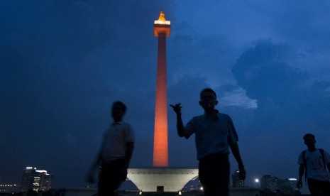 Lampu LED menyinari ikon Jakarta, Monas.