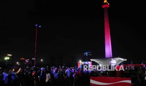 Lampu LED menyinari ikon Jakarta, Monas.