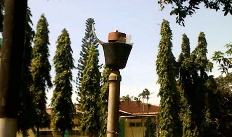 Lampu taman pecah dirusak anggota HMI di Asrama Haji Pondok Gede.