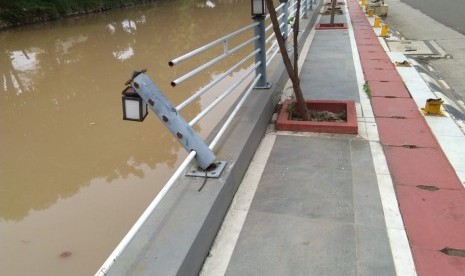 Lampu taman yang berfungsi menerangi jalur pedestrian di Jalan Rawa Tembaga, Kota Bekasi hilang dan rusak,  Senin (29/4).