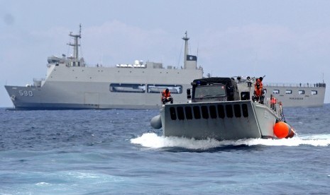 Landing Craft Utility (LCU) mengangkut Prajurit Korps Marinir menuju Kona, Big Island, Hawaii, Amerika Serikat, Rabu (12/7).