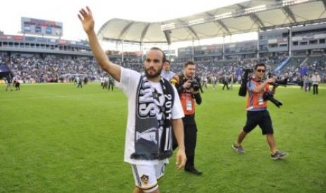 Landon Donovan melambaikan tangannya kepada fan LA Galaxy seusai final Piala MLS, Senin (8/12) WIB.