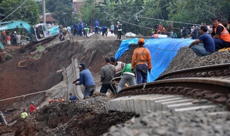 Landslide in Bogor disrupts commuterlines for at least 21 day. The picture is taken on Thursday.   