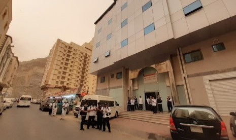 Langit di atas Kantor PPIH Arab Saudi Daker Makkah terlihat mendung menjelang kedatangan jenazah KH Maimoen Zubair, Selasa (6/8).