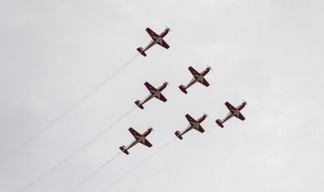 Langit di atas Sirkuit Internasional Jalan Raya Pertamina Mandalika dibuat meriah oleh kehadiran tim aerobatik TNI Angkatan Udara, JupiterAerobatic Team. 