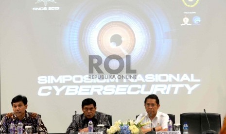 Langkah Ke Depan Cyber Security. (dari kiri) Ketua Panitia Simposium Cyber Security Yono Reksodiprodjo, Menpolhukam Tedjo Edhy Purdijatno, dan Menkominfo Rudiantara saat konferensi pers terkait pelaksanaan Simposium Cyber Security 2015 di Jakarta, Kamis (2