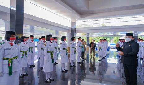 Langkah tegap dan serentak dengan balutan seragam rapi, dipertontonkan oleh 75 anggota pasukan pengibar bendera (Paskibra) merah-putih Musi Banyuasin. Mereka tampak sangat siap menunggu prosesi pelantikan yang dihadiri langsung Bupati Dr Dodi Reza Alex Noerdin Lic Econ MBA, Jumat (13/8) di Griya Serasan Sekate. 