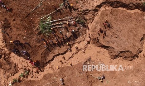 Lansekap longsor yang terjadi di Desa Banaran, Kecamatan Pulung, Ponorogo, Jawa Timur, Selasa (4/4). 