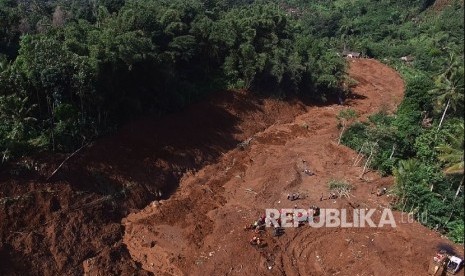 Lansekap longsor yang terjadi di Desa Banaran, Kecamatan Pulung, Ponorogo, Jawa Timur, Selasa (4/4). 