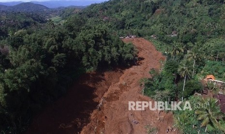 Lansekap longsor yang terjadi di Desa Banaran, Kecamatan Pulung, Ponorogo, Jawa Timur, Selasa (4/4).