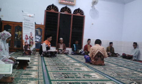 Lansia di Desa Pacarejo Semangat Belajar Alquran.