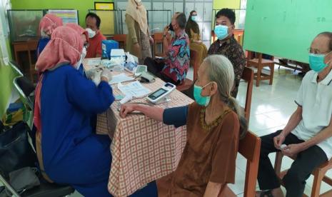 Epidemolog mengusulkan jemput bola untuk vaksinasi lansia. Foto: Lansia di Kota Cirebon menjalani vaksinasi Covid-19.