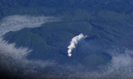 Lanskap Gunung Bromo yang berstatus waspada terlihat dari udara Jawa Timur, Selasa (17/5). 