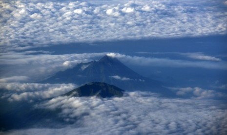 Lanskap Gunung Merapi yang mengeluarkan asap sulfatara dengan latar depan Gunung Merbabu terlihat udara Jawa Tengah, Selasa (17/5).