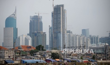 Lanskap hunian semi permanen berlatar belakang gedung perkantoran terlihat dari Kawasan Petamburan, Jakarta, Kamis (23/2).