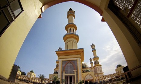 Lanskap Islamic Center NTB dengan menara 99 Asma'ul Husna atau minaret masjid setinggi 99 meter berdiri megah di kota Mataram, NTB, Senin (13/6).