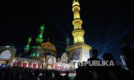 Islamic Center Nusa Tenggara Barat (NTB) yang berdiri megah di kota Mataram, akan menjadi tempat ibadah dan kegiatan taklim lainnya, salah satunya menjadi tempat shalat Subuh berjamaah setiap Jumat. 