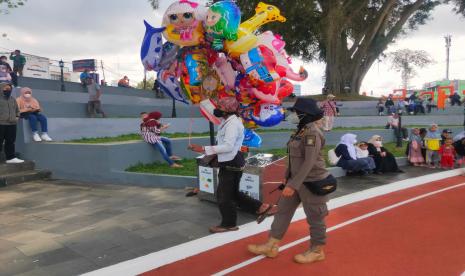 Lapang Merdeka dan Alun-Alun Kota Sukabumi dipadati oleh warga pada Ahad (16/1/2022) pagi. Kondisi ini disebabkan banyak warga baik dari Kota Sukabumi maupun luar daerah yang ingin melihat wajah baru ruang publik tersebut.