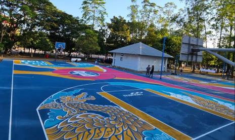 Lapangan basket di Stadion Manahan Solo yang direnovasi IBL bekerja sama dengan Bank Mandiri.