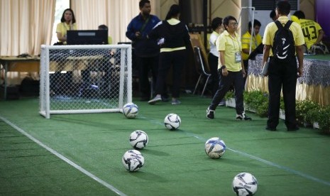 Lapangan bola mini dibuat sebelum jumpa pers tim sepak bola remaja Thailand dan pelatihnya di rumah sakit di Chiang Rai, Thailand, Rabu (18/7).