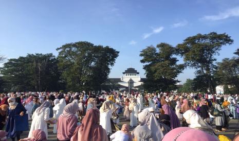 Lapangan Gasibu, Kota Bandung, Jawa Barat dipenuhi jamaah Sholat Idul Fitri setelah dua tahun ditutup akibat pandemi Covid-19, Senin (2/5/2022). 