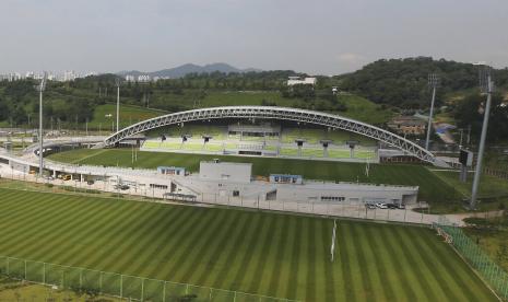 Lapangan Rugby Asiad Namdong terlihat di Incheon, Korea Selatan, pada 11 Agustus 2014. Sebuah lagu yang dinyanyikan dengan penuh semangat oleh pengunjuk rasa pro-demokrasi Hong Kong tiga tahun lalu secara keliru dimainkan sebagai lagu kebangsaan China di turnamen rugby di Korea Selatan, memicu tentangan keras dari pemerintah kota pada Senin, 14 November 2022.