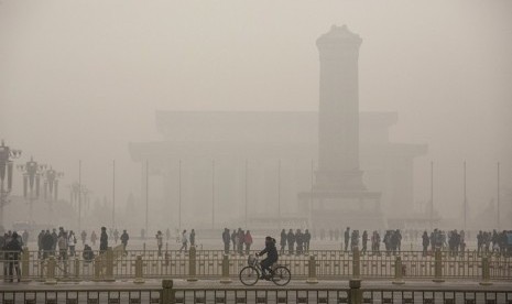 Lapangan Tiananmen, Cina yang tertutup asap polusi pekat