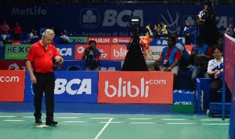 Lapangan yang terkena air hujan akibat atap Istora Senayan yang bocor membuat pertandingan antara pemain Indonesia, Jonatan Christie melawan pemain Cina Taipei, Hsu Jen Hao di babak pertama BCA Indonesia Open SSP 2016 sempat terhenti, Rabu (1/6).