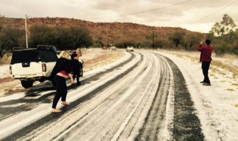 Lapisan es menutupi jalan Greatorex Road di Alice Springs. 