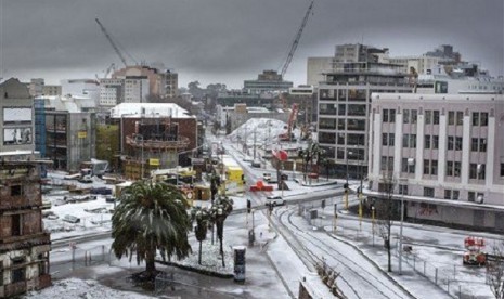 Lapisan salju menutupi jalan-jalan di Christchurch, Selandia Baru, Jumat (21/6). 