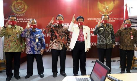  Laporan Hasil Pemeriksaan Badan Pemeriksa Keuangan (LHP BPK) tahun anggaran 2019 Laporan tersebut diserahkan langsung oleh Anggota III BPK Dr. Achsanul Qosasi, CSFA kepada Kepala BPIP Prof. Drs. K.H Yudian Wahyudi, M.A., Ph.D di ruang rapat utama BPIP selasa, (1/9).