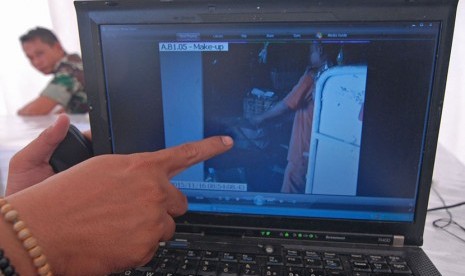 Laptop memutar rekaman CCTV milik PT Angkasa Pura II bulan November 2015 yang menunjukkan oknum porter melakukan pembobolan tas penumpang pesawat di Bandara Soekarno-Hatta, Tangerang, Banten, Ahad (3/1). (Antara/Lucky R)