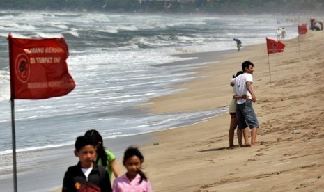 Larangan berenang dipasang di Pantai Kuta Bali akibat badai tropis Narelle di perairan Indonesia-Australia