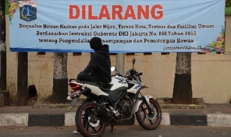 Larangan berjualan hewan kurban di jalur hijau, trotoar, taman kota, dan fasilitas umum di DKI Jakarta.