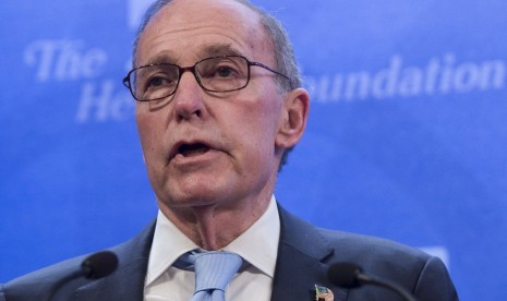 Penasihat ekonomi Gedung Putih Larry Kudlow mengatakan, situasi sekarang adalah waktunya untuk menjual obligasi guna mendapatkan uang tunai dalam rangka menekan dampak negatif dari pandemi Covid-19. 