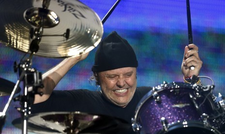 Lars Ulrich di Lollapalooza 2017. Drummer Metallica tersebut masih rajin ngegym di usianya yang hampir 60 tahun.