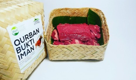 LAS Dompet Sosial Bali menggunakan besek bambu yang ramah lingkungan untuk mengemas daging kurban 