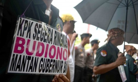 Laskar Anti- Korupsi Pejuang 45 menggelar aksi unjuk rasa saat sidang Wapres Boediono di depan Gedung Pengadilan Tipikor, Jakarta, Jumat (9/5). 