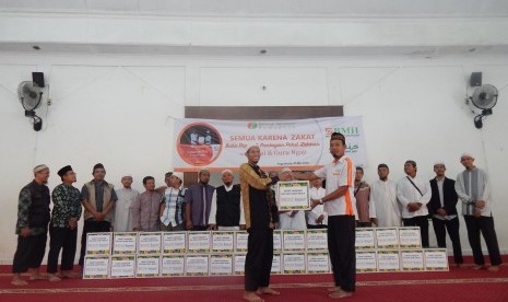 Lasnas BMH Yogyakarta menyalurkan Paket Lebaran kepada para dai dan guru ngaji.