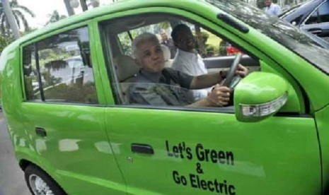 Last year, Coordinating Mnister of Economy Hatta Rajasa and Minister of State Owned Enterprises Dahlan Iskan have some test drive on an electric car designed by Dasep Ahmadi. (file photo)     