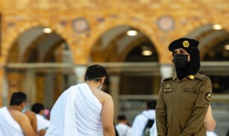 Lasykar perempuan saat bertugas di Masjidil Haram.